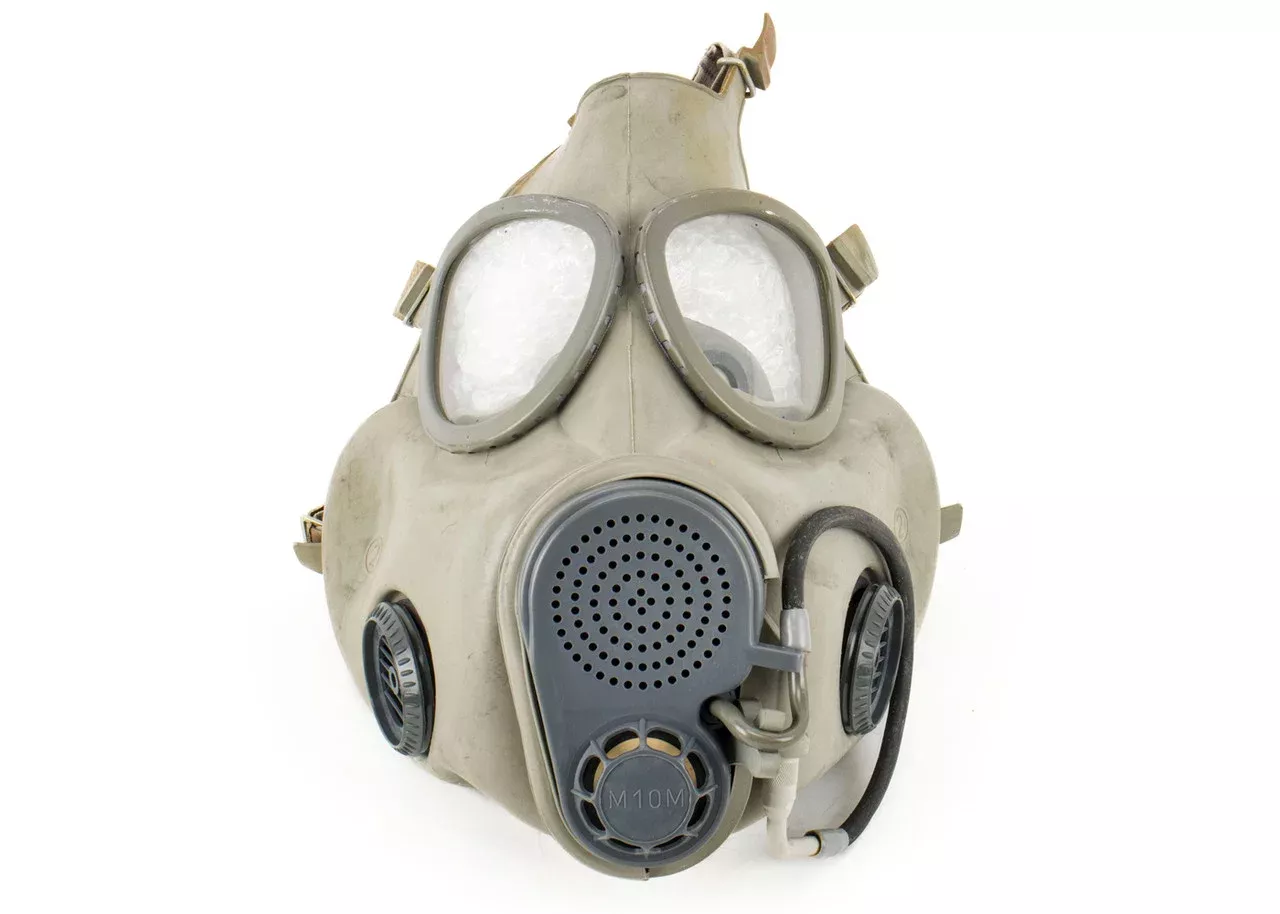 Czech Grey M10M Gas Mask w/ Filters – Like New