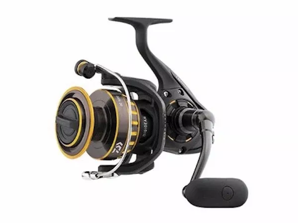 Daiwa BG Spinning Reel with 6+1 Bearings, 5.6:1 Ratio, 33.2 in Retrieve, 13.2 lb Drag – BG2500
